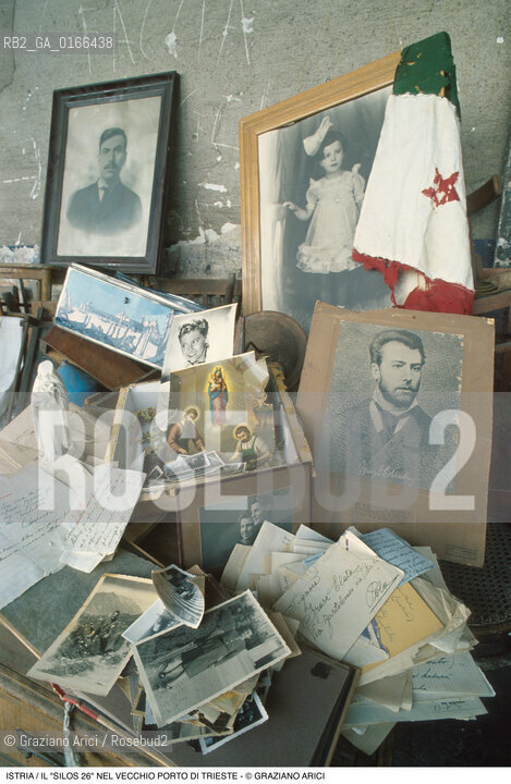 Nome: .REGIONE ISTRIA.Descrizione: .IL SILOS 26 CHE CONTIENE OGGETTI E MASSERIZIE DEI PROFUGHI ESULI ISTRIANI DEL DOPOGUERRA / SOTTO LA TUTELA DELLI.R.C.I. NEL VECCHIO PORTO / FOTO LETTERE CARTOLINE BANDIERA.Credit: ©Graziano Arici/Rosebud2 / Costo: .A.Nazione: ..Cittˆ: .TRIESTE.Data: .1995