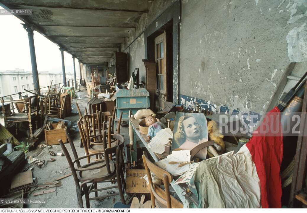 Nome: .REGIONE ISTRIA.Descrizione: .IL SILOS 26 CHE CONTIENE OGGETTI E MASSERIZIE DEI PROFUGHI ESULI ISTRIANI DEL DOPOGUERRA / SOTTO LA TUTELA DELLI.R.C.I. NEL VECCHIO PORTO / SEDIE BAMBOLA ORSACHIOTTO FOTO BANDIERA.Credit: ©Graziano Arici/Rosebud2 / Costo: .A.Nazione: ..Cittˆ: .TRIESTE.Data: .1995