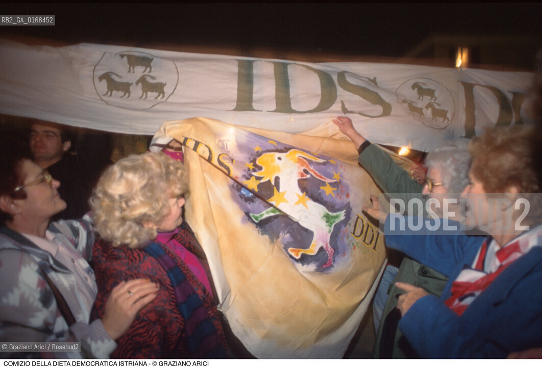 Nome: .REGIONE ISTRIA.Descrizione: .POLITICA / COMIZIO PER LA CAMPAGNA ELETTORALE DELLA DIETA DEMOCRATICA ISTRIANA / GENTE CHE TIENE LO STRISCIONE IDS DDI, CAPRA.Credit: ©Graziano Arici/Rosebud2 / Costo: .A.Nazione: .REPUBBLICA CROATA.Cittˆ: .POLA.Data: .1996