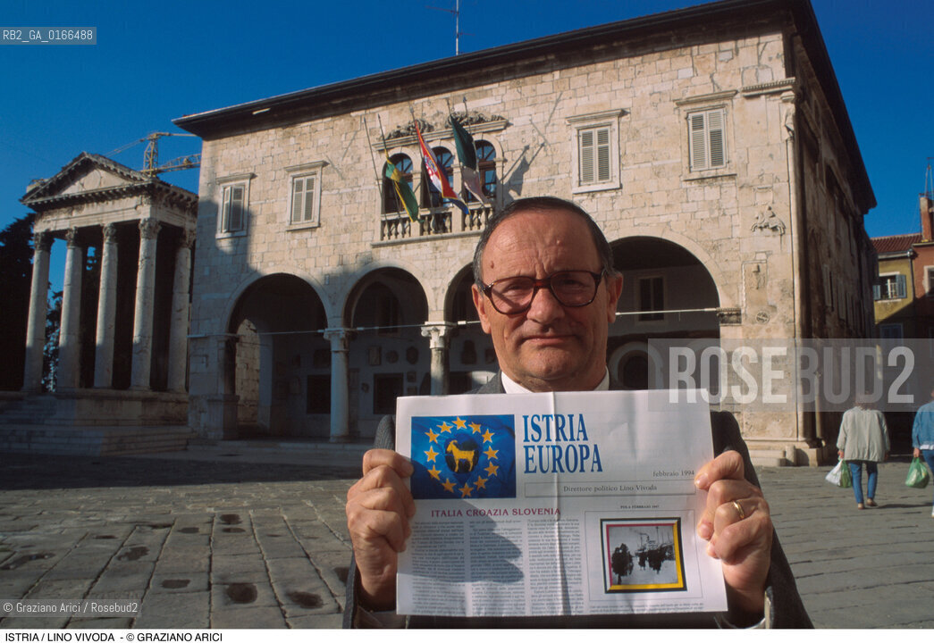 Nome: .REGIONE ISTRIA.Descrizione: .POLITICA / LINO VIVODA DIRETTORE DEL GIORNALE ISTRIA EUROPA / IN PIAZZA DELLA REPUBBLICA .Credit: ©Graziano Arici/Rosebud2 / Costo: .A.Nazione: ..Cittˆ: .POLA.Data: .1995