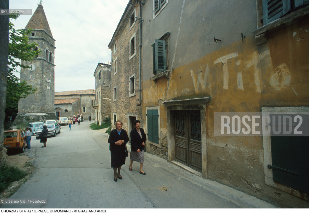Nome: .REGIONE ISTRIA.Descrizione: .IL PAESE / CAMPANILE, SCRITTA W TITO.Credit: ©Graziano Arici/Rosebud2 / Costo: .A.Nazione: .REPUBBLICA CROATA.Cittˆ: .MOMIANO.Data: .1992
