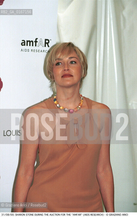 Caption: Nome:.STONE SHARON .Descrizione:.CINEMA ATTRICE / DURANTE LASTA DI BENEFICIENZA PER LAMFAR (ASSOCIAZIONE AMERICANA PER LA RICERCA SULLAIDS) / A PALAZZO CINI NELLISOLA DI S. GIORGIO .CINEMA ACTRESS / AS HOST AND AUCTIONEER OF CINEMA AGAINST AIDS TO BENEFIT THE AMFAR (AMERICAN FOUNDATION FOR AIDS RESEARCH) / AT PALAZZO CINI IN THE ISLE OF S. GIORGIO.Credit:.Graziano Arici/Rosebud2 Costo:.A.Nazione:.USA.Cittˆ:.VENEZIA.VENICE.Data:.2000