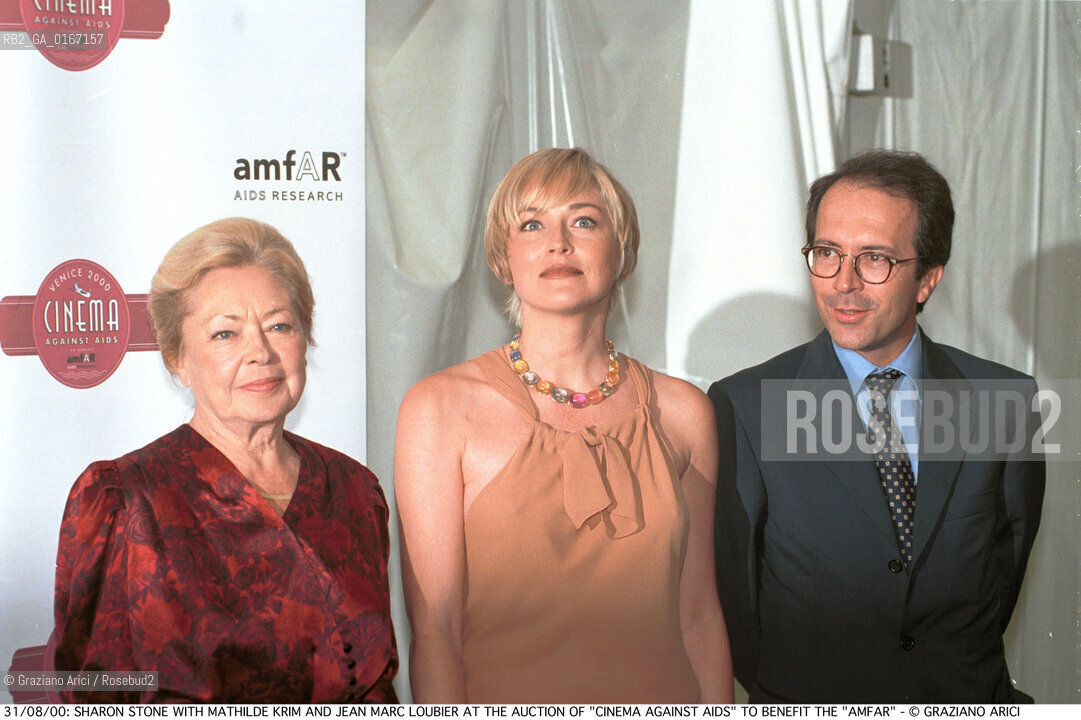 Caption: Nome:.STONE SHARON .Descrizione:.CINEMA ATTRICE / DURANTE LASTA DI BENEFICIENZA PER LAMFAR (ASSOCIAZIONE AMERICANA PER LA RICERCA SULLAIDS) / CON MATHILDE KRIM (VICE PRESIDENTE DELLAMFAR) E JEAN MARC LOUBIER (VICEPRESIDENTE DELLA LOUIS VUITTON) / A PALAZZO CINI NELLISOLA DI S. GIORGIO .CINEMA ACTRESS / AS HOST AND AUCTIONEER OF CINEMA AGAINST AIDS TO BENEFIT THE AMFAR (AMERICAN FOUNDATION FOR AIDS RESEARCH) / WITH MATHILDE KRIM (CO-CHAIR OF THE AMFAR) E JEAN MARC LOUBIER (CO-CHAIR OF THE LOUIS VUITTON) / AT PALAZZO CINI IN THE ISLE OF S. GIORGIO.Credit:.Graziano Arici/Rosebud2 Costo:.A.Nazione:.USA.Cittˆ:.VENEZIA.VENICE.Data:.2000