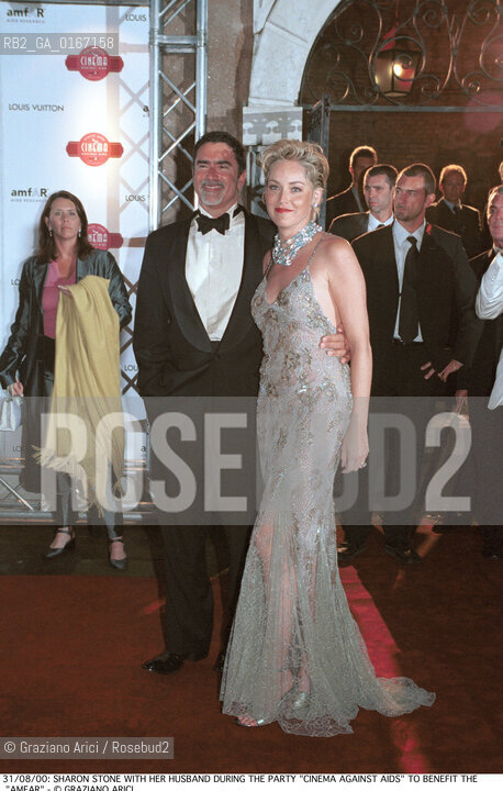 Caption: Nome:.STONE SHARON .Descrizione:.CINEMA ATTRICE / CON IL MARITO DURANTE LA FESTA DI BENEFICIENZA PER LAMFAR (ASSOCIAZIONE AMERICANA PER LA RICERCA SULLAIDS) / A PALAZZO CINI NELLISOLA DI S. GIORGIO .CINEMA ACTRESS / WITH HER HUSBAND DURING THE PARTY CINEMA AGAINST AIDS TO BENEFIT THE AMFAR (AMERICAN FOUNDATION FOR AIDS RESEARCH) / AT PALAZZO CINI IN THE ISLE OF S. GIORGIO.Credit:.Graziano Arici/Rosebud2 Costo:.A.Nazione:.USA.Cittˆ:.VENEZIA.VENICE.Data:.2000