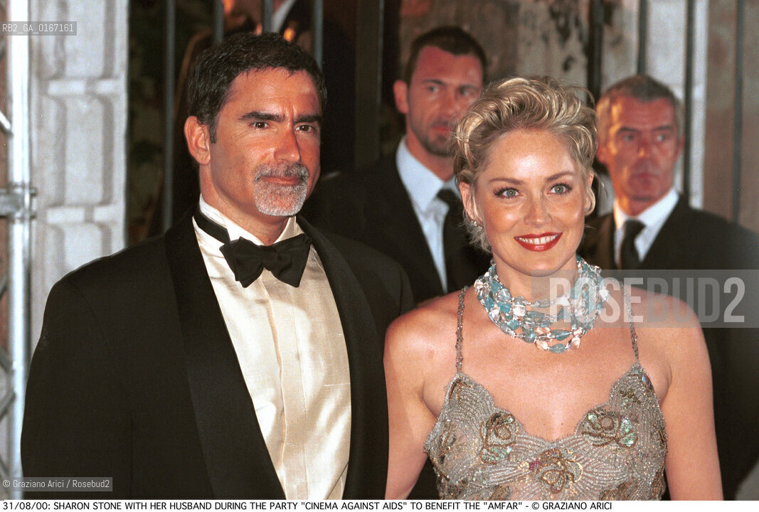 Caption: Nome:.STONE SHARON .Descrizione:.CINEMA ATTRICE / CON IL MARITO DURANTE LA FESTA DI BENEFICIENZA PER LAMFAR (ASSOCIAZIONE AMERICANA PER LA RICERCA SULLAIDS) / A PALAZZO CINI NELLISOLA DI S. GIORGIO .CINEMA ACTRESS / WITH HER HUSBAND DURING THE PARTY CINEMA AGAINST AIDS TO BENEFIT THE AMFAR (AMERICAN FOUNDATION FOR AIDS RESEARCH) / AT PALAZZO CINI IN THE ISLE OF S. GIORGIO.Credit:.Graziano Arici/Rosebud2 Costo:.A.Nazione:.USA.Cittˆ:.VENEZIA.VENICE.Data:.2000