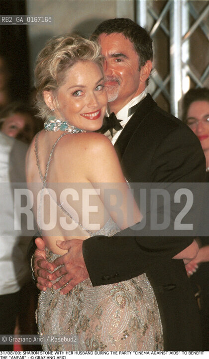 Caption: Nome:.STONE SHARON .Descrizione:.CINEMA ATTRICE / CON IL MARITO DURANTE LA FESTA DI BENEFICIENZA PER LAMFAR (ASSOCIAZIONE AMERICANA PER LA RICERCA SULLAIDS) / A PALAZZO CINI NELLISOLA DI S. GIORGIO .CINEMA ACTRESS / WITH HER HUSBAND DURING THE PARTY CINEMA AGAINST AIDS TO BENEFIT THE AMFAR (AMERICAN FOUNDATION FOR AIDS RESEARCH) / AT PALAZZO CINI IN THE ISLE OF S. GIORGIO.Credit:.Graziano Arici/Rosebud2 Costo:.A.Nazione:.USA.Cittˆ:.VENEZIA.VENICE.Data:.2000