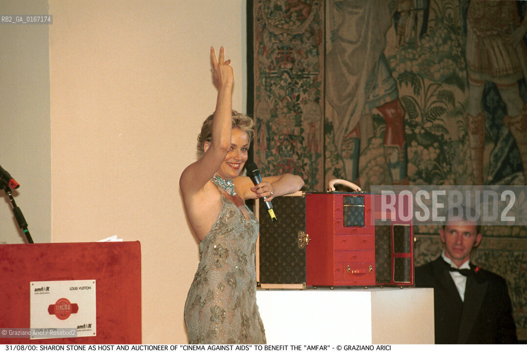 Caption: Nome:.STONE SHARON .Descrizione:.CINEMA ATTRICE / DURANTE LASTA DI BENEFICIENZA PER LAMFAR (ASSOCIAZIONE AMERICANA PER LA RICERCA SULLAIDS) / A PALAZZO CINI NELLISOLA DI S. GIORGIO .CINEMA ACTRESS / AS HOST AND AUCTIONEER OF CINEMA AGAINST AIDS TO BENEFIT THE AMFAR (AMERICAN FOUNDATION FOR AIDS RESEARCH) / AT PALAZZO CINI IN THE ISLE OF S. GIORGIO.Credit:.Graziano Arici/Rosebud2 Costo:.A.Nazione:.USA.Cittˆ:.VENEZIA.VENICE.Data:.2000