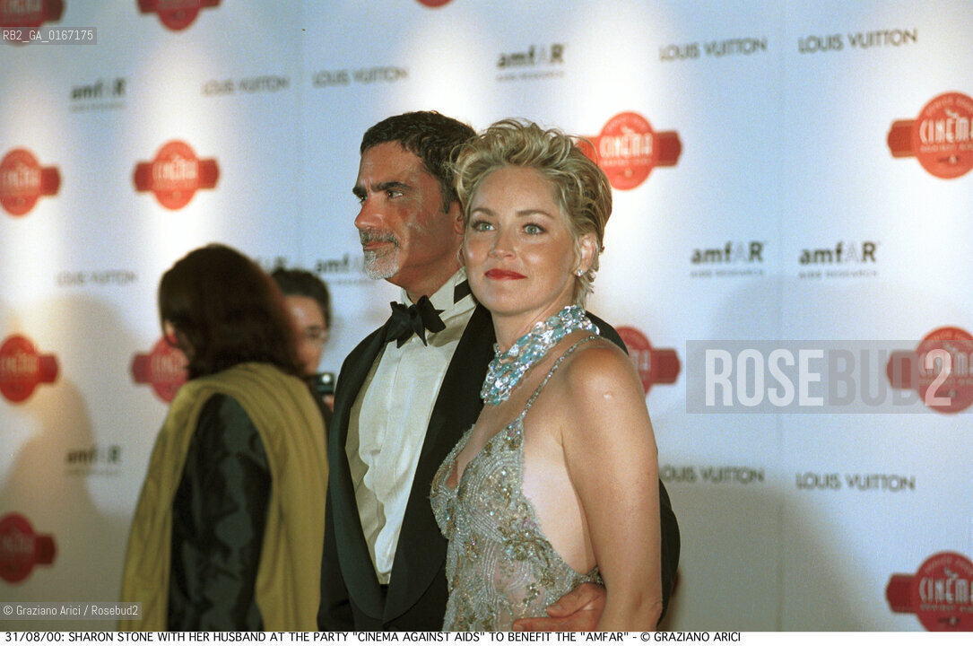 Caption: Nome:.STONE SHARON .Descrizione:.CINEMA ATTRICE / CON IL MARITO DURANTE LA FESTA DI BENEFICIENZA PER LAMFAR (ASSOCIAZIONE AMERICANA PER LA RICERCA SULLAIDS) / A PALAZZO CINI NELLISOLA DI S. GIORGIO .CINEMA ACTRESS / WITH HER HUSBAND DURING THE PARTY CINEMA AGAINST AIDS TO BENEFIT THE AMFAR (AMERICAN FOUNDATION FOR AIDS RESEARCH) / AT PALAZZO CINI IN THE ISLE OF S. GIORGIO.Credit:.Graziano Arici/Rosebud2 Costo:.A.Nazione:.USA.Cittˆ:.VENEZIA.VENICE.Data:.2000