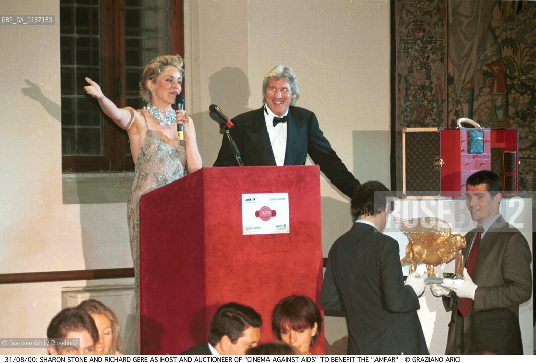 Caption: Nome:.SHARON STONE AND RICHARD GERE .Descrizione:.CINEMA / DURANTE LASTA DI BENEFICIENZA PER LAMFAR (ASSOCIAZIONE AMERICANA PER LA RICERCA SULLAIDS) / A PALAZZO CINI NELLISOLA DI S. GIORGIO .CINEMA / AS HOST AND AUCTIONEER OF CINEMA AGAINST AIDS TO BENEFIT THE AMFAR (AMERICAN FOUNDATION FOR AIDS RESEARCH) / AT PALAZZO CINI IN THE ISLE OF S. GIORGIO.Credit:.Graziano Arici/Rosebud2 Costo:.A.Nazione:.USA.Cittˆ:.VENEZIA.VENICE.Data:.2000