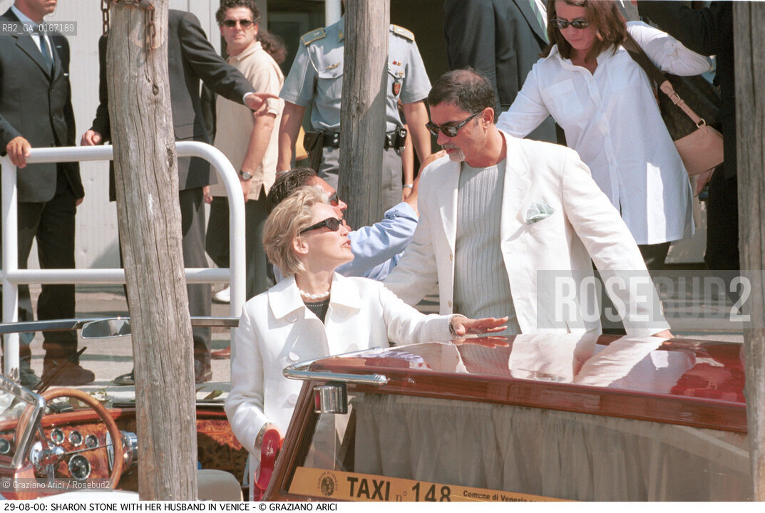 Caption: Nome:.STONE SHARON.Descrizione:.CINEMA ATTRICE / CON IL MARITO.Credit:.Graziano Arici/Rosebud2 Costo:.A.Nazione:.USA.Cittˆ:.VENEZIA.Data:.2000