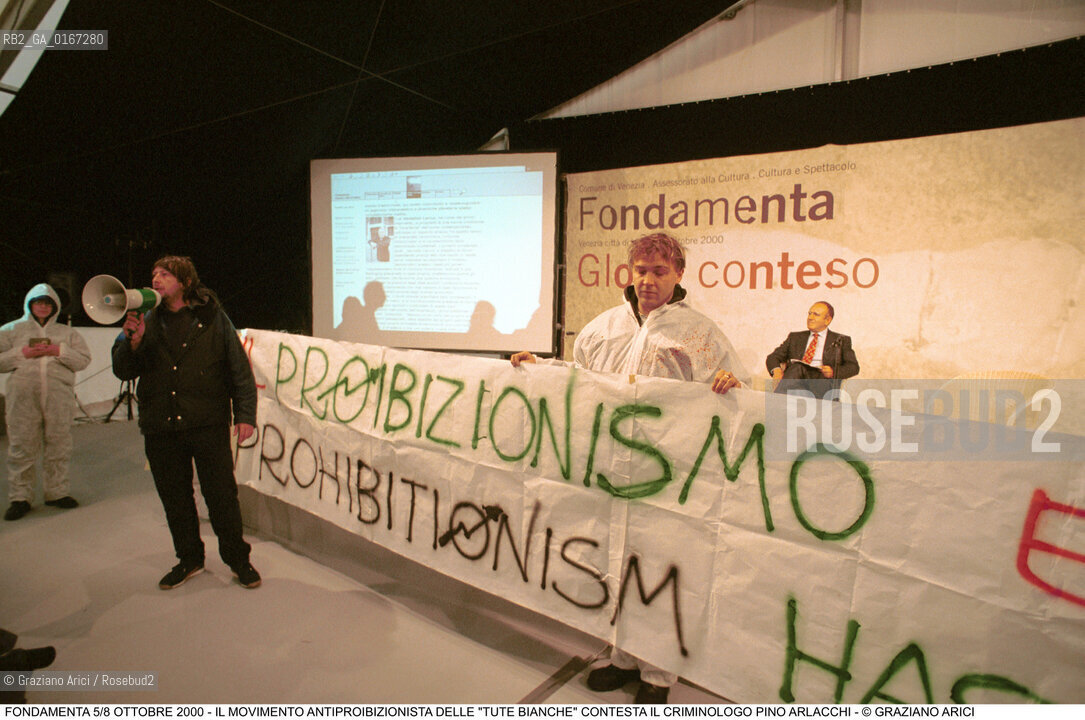 FONDAMENTA 5/8 OTTOBRE 2000: GLOBO CONTESO - CRIMINALITA MAFIA DROGA INVESTIGAZIONI CONTESTAZIONE / IL MOVIMENTO ANTIPROIBIZIONISTA DELLE TUTE BIANCHE CONTESTA IL CRIMINOLOGO PINO ARLACCHI / LUCA CASARINI LEADER DEI CENTRI SOCIALI DEL NORD EST CON MEGAFONO / STRISCIONE - ©Graziano Arici/Rosebud2 