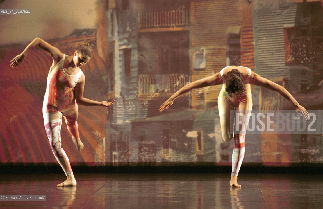 DANZA MODERNA BALLETTO 2000 / INTERSCAPE / COREOGRAFIA E REGIA DI MERCE CUNNINGHAM SU MUSICA DI JOHN CAGE / SCENOGRAFIA DI ROBERT RAUSCHENBERG / AL PALAFENICE - ©Graziano Arici/Rosebud2 La cessione dei diritti di questa immagine si intende per quanto di nostra competenza. Non comprende invece le eventuali spese  relative a diritti che potranno essere richiesti dagli Enti o persone fisiche cui appartengono eventualmente i soggetti  ripresi. Tali costi, ove necessari, e lÕespletamento di qualsivoglia pratica di richiesta di concessione del permesso di pubblicazione sono esclusivamente a carico e a cura del soggetto acquirente di questa immagine.