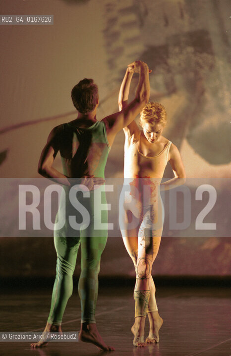 DANZA MODERNA BALLETTO 2000 / INTERSCAPE / COREOGRAFIA E REGIA DI MERCE CUNNINGHAM SU MUSICA DI JOHN CAGE / SCENOGRAFIA DI ROBERT RAUSCHENBERG / AL PALAFENICE - ©Graziano Arici/Rosebud2 La cessione dei diritti di questa immagine si intende per quanto di nostra competenza. Non comprende invece le eventuali spese  relative a diritti che potranno essere richiesti dagli Enti o persone fisiche cui appartengono eventualmente i soggetti  ripresi. Tali costi, ove necessari, e lÕespletamento di qualsivoglia pratica di richiesta di concessione del permesso di pubblicazione sono esclusivamente a carico e a cura del soggetto acquirente di questa immagine.