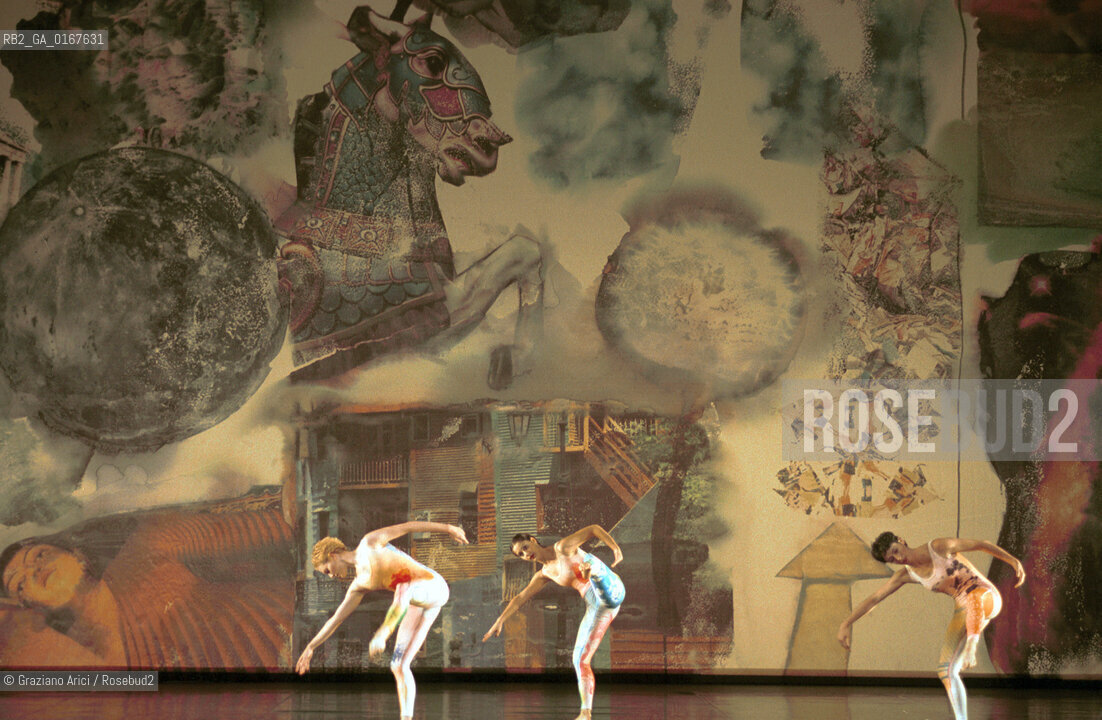 DANZA MODERNA BALLETTO 2000 / INTERSCAPE / COREOGRAFIA E REGIA DI MERCE CUNNINGHAM SU MUSICA DI JOHN CAGE / SCENOGRAFIA DI ROBERT RAUSCHENBERG / AL PALAFENICE - ©Graziano Arici/Rosebud2 La cessione dei diritti di questa immagine si intende per quanto di nostra competenza. Non comprende invece le eventuali spese  relative a diritti che potranno essere richiesti dagli Enti o persone fisiche cui appartengono eventualmente i soggetti  ripresi. Tali costi, ove necessari, e lÕespletamento di qualsivoglia pratica di richiesta di concessione del permesso di pubblicazione sono esclusivamente a carico e a cura del soggetto acquirente di questa immagine.
