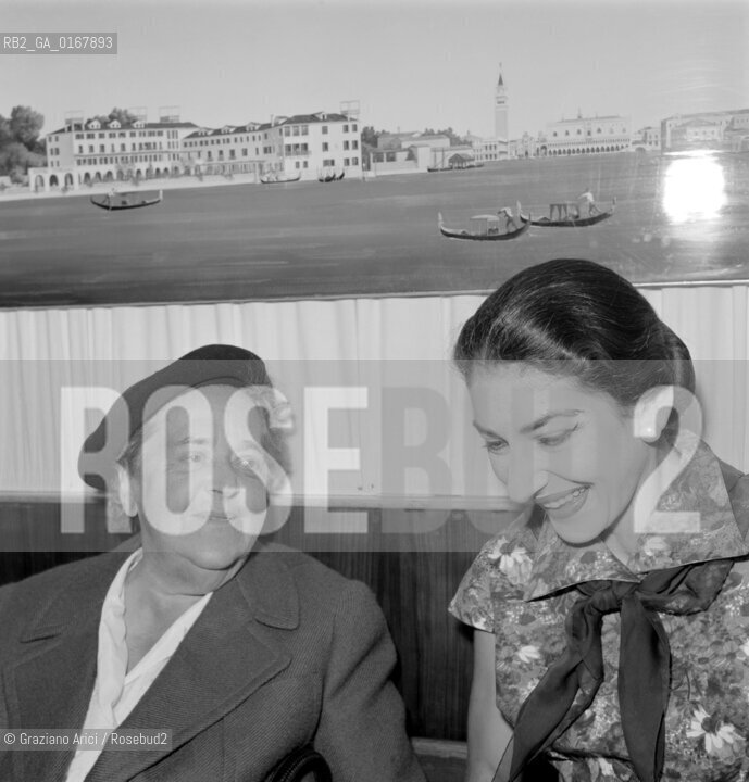 THE OPERA SINGER MARIA CALLAS ( KALOGEROPOULOS ) WITH THE GIOURNALIST AND JOURNALIST  ELSA MAXELL AT HARRIS BAR - VENICE - 1957 - © ARCHIVIO Graziano Arici/Rosebud2  / MUSICA / MUSICA LIRICA / CANTANTE / GIORNALISTA