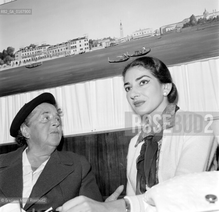 THE OPERA SINGER MARIA CALLAS ( KALOGEROPOULOS ) WITH THE GIOURNALIST AND JOURNALIST ELSA MAXELL AT HARRYS BAR - VENICE - 1957 - © ARCHIVIO Graziano Arici/Rosebud2  / MUSICA / MUSICA LIRICA / CANTANTE / GIORNALISTA
