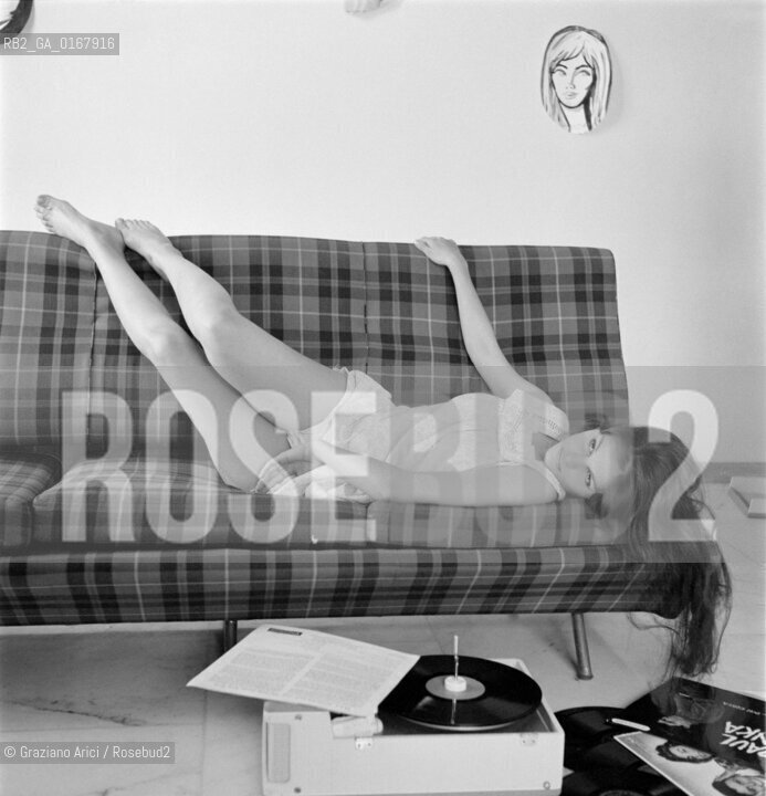 THE ACTRESS CLAUDIA CARDINALE IN ROME (HOME?) - 1958 © ARCHIVIO Graziano Arici/Rosebud2  / ATTRICE / CINEMA