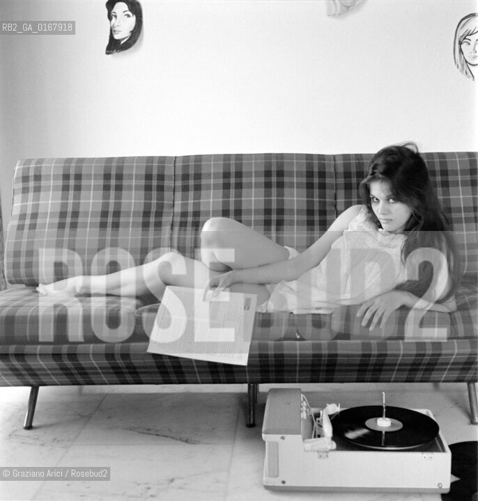 THE ACTRESS CLAUDIA CARDINALE IN ROME (HOME?) - 1958 © ARCHIVIO Graziano Arici/Rosebud2  / ATTRICE / CINEMA