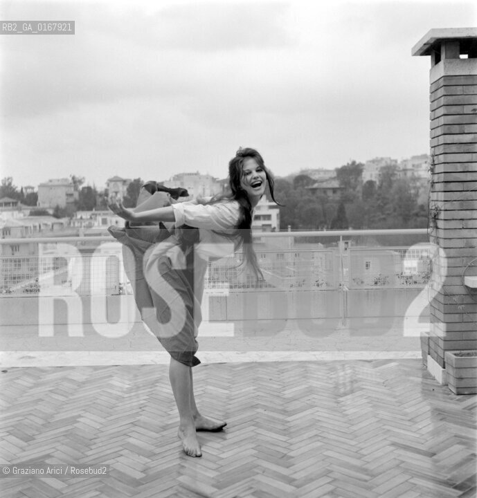 THE ACTRESS CLAUDIA CARDINALE IN ROME (HOME?) - 1958 © ARCHIVIO Graziano Arici/Rosebud2  / ATTRICE / CINEMA