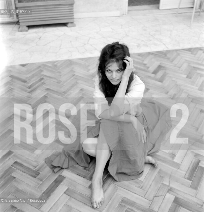 THE ACTRESS CLAUDIA CARDINALE IN ROME (HOME?) - 1958 © ARCHIVIO Graziano Arici/Rosebud2  / ATTRICE / CINEMA