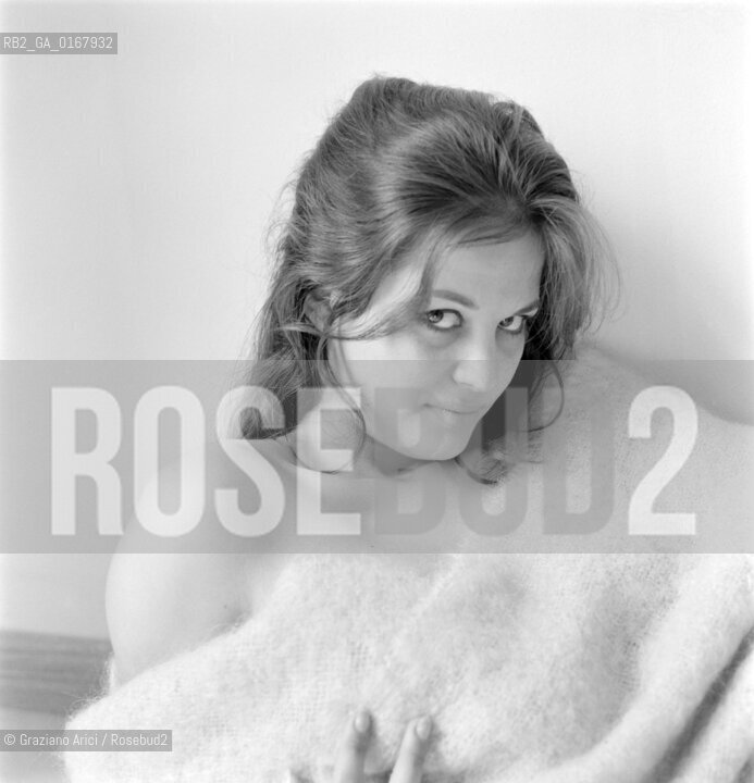 THE ACTRESS CLAUDIA CARDINALE IN ROME (HOME?) - 1958 © ARCHIVIO Graziano Arici/Rosebud2  / ATTRICE / CINEMA