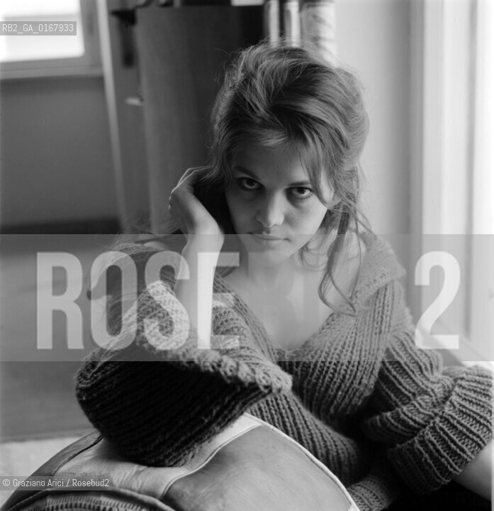 THE ACTRESS CLAUDIA CARDINALE IN ROME (HOME?) - 1958 © ARCHIVIO Graziano Arici/Rosebud2  / ATTRICE / CINEMA