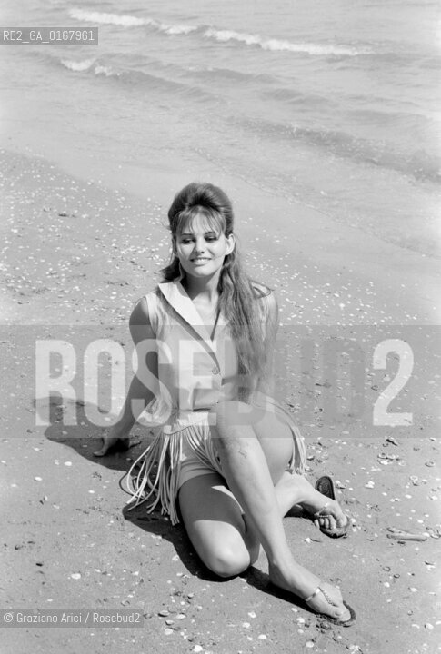 THE ACTRESS CLAUDIA CARDINALE  AT INTERNATIONAL FILM FESTIVAL  IN VENICE LIDO BEACH  - 1960 - © ARCHIVIO Graziano Arici/Rosebud2  / ATTRICE / MOSTRA DEL CINEMA / SPIAGGIA