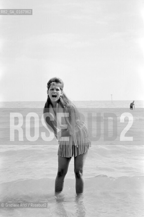 THE ACTRESS CLAUDIA CARDINALE  AT INTERNATIONAL FILM FESTIVAL  IN VENICE LIDO BEACH  - 1960 - © ARCHIVIO Graziano Arici/Rosebud2  / ATTRICE / MOSTRA DEL CINEMA / SPIAGGIA