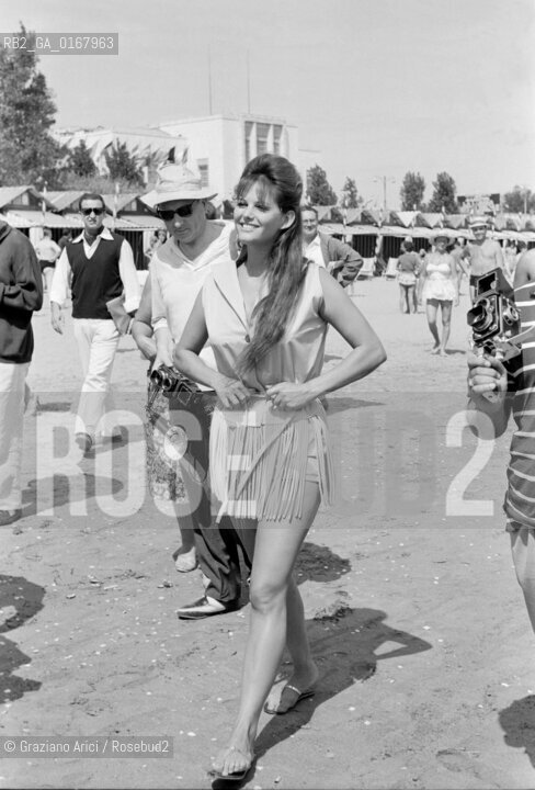 THE ACTRESS CLAUDIA CARDINALE  AT INTERNATIONAL FILM FESTIVAL  IN VENICE LIDO BEACH  - 1960 - © ARCHIVIO Graziano Arici/Rosebud2  / ATTRICE / MOSTRA DEL CINEMA / SPIAGGIA