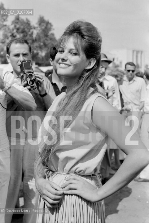 THE ACTRESS CLAUDIA CARDINALE  AT INTERNATIONAL FILM FESTIVAL  IN VENICE LIDO BEACH  - 1960 - © ARCHIVIO Graziano Arici/Rosebud2  / ATTRICE / MOSTRA DEL CINEMA / SPIAGGIA