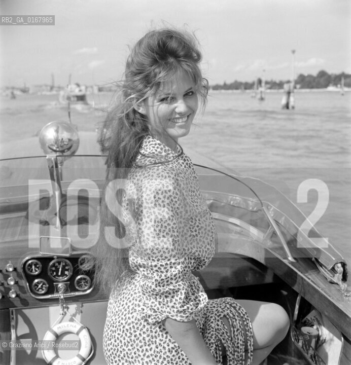 THE ACTRESS CLAUDIA CARDINALE  AT INTERNATIONAL FILM FESTIVAL  IN VENICE LIDO BEACH  - 1960 - © ARCHIVIO Graziano Arici/Rosebud2  / ATTRICE / MOSTRA DEL CINEMA / SPIAGGIA / MOTOSCAFO