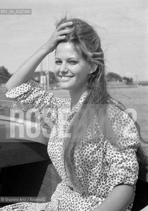 THE ACTRESS CLAUDIA CARDINALE  AT INTERNATIONAL FILM FESTIVAL  IN VENICE LIDO BEACH  - 1960 - © ARCHIVIO Graziano Arici/Rosebud2  / ATTRICE / MOSTRA DEL CINEMA / SPIAGGIA