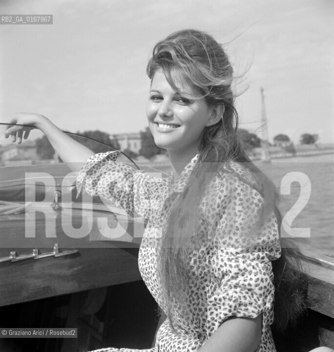 THE ACTRESS CLAUDIA CARDINALE  AT INTERNATIONAL FILM FESTIVAL  IN VENICE LIDO BEACH  - 1960 - © ARCHIVIO Graziano Arici/Rosebud2  / ATTRICE / MOSTRA DEL CINEMA / SPIAGGIA