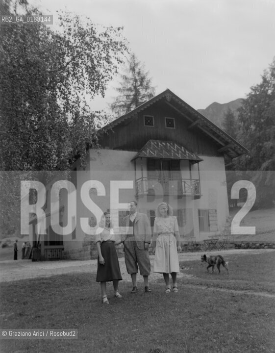 THE ITALIAN POLITICIAN ALCIDE DE GASPERI IN THE VILLAGE OF BELLAMONTE  WITH HIS WIFE AND HIS DAUGHTERS ( TRENTINO ) - 1948 © ARCHIVIO Graziano Arici/Rosebud2  / BOCCE