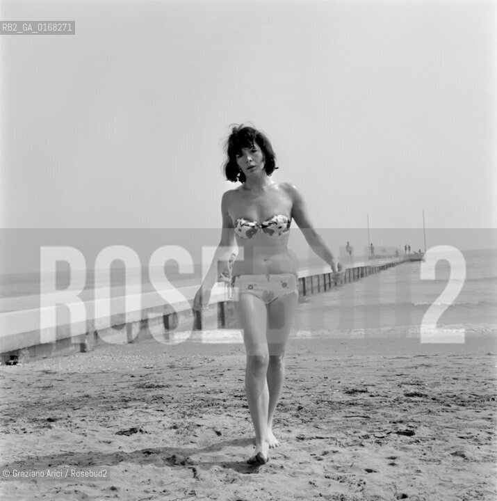 THE SINGER JULIETTE GRECO IN THE VENICE LIDO BEACH - 196? © ARCHIVIO Graziano Arici/Rosebud2  / CANTANTE / MUSICA / POP ROCK JAZZ