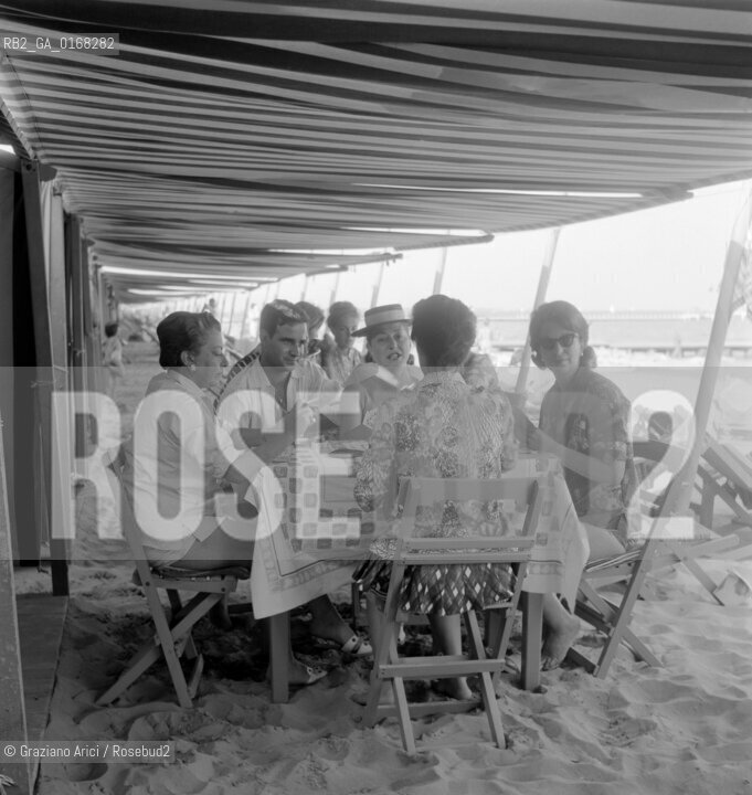 FROM LEFT: COUNTESS MARY BAROZZI, THE ACTOR SANDRO GRINFAN, BARONESS LAURA FRANCHETTI, MISS BORTOLI CASAROTTO , OF SHOULDER BARONESS CASAROTTO - 1961 -  © ARCHIVIO Graziano Arici/Rosebud2  - NOBILI / SPIAGGIA /