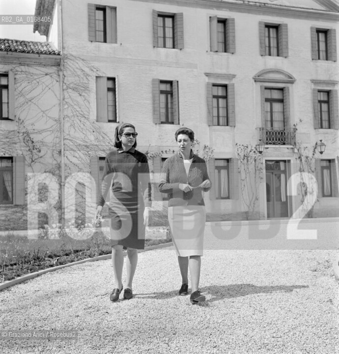 THE PRINCESS IRA FURSTENBERG WITH HER MOTHER CLARA AGNELLI AT HOME (MAROCCO- VENICE) - 1965 © ARCHIVIO Graziano Arici/Rosebud2  / NOBILE
