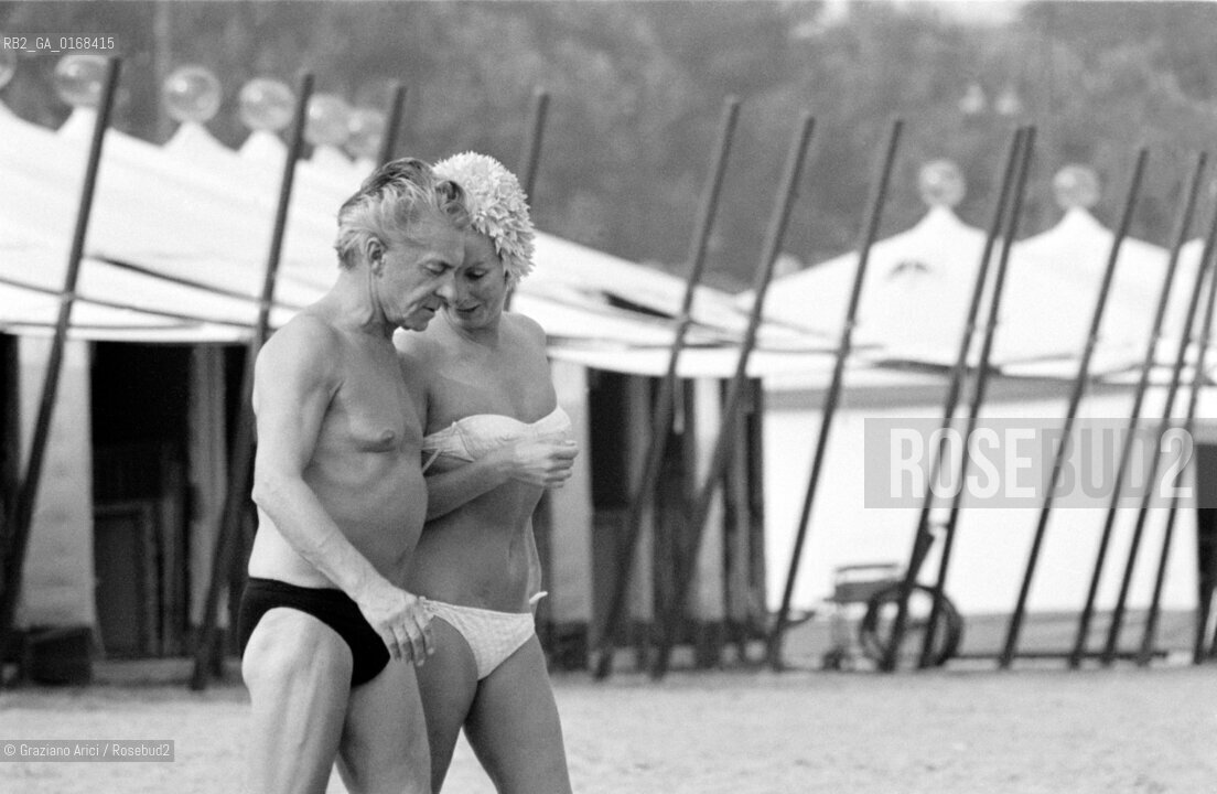 THE CONDUCTOR HERBERT VON KARAJAN WITH HIS WIFE  IN VENICE LIDO BEACH  - 1964 © ARCHIVIO Graziano Arici/Rosebud2  / MUSICA / DIRETTORE DORCHESTRA