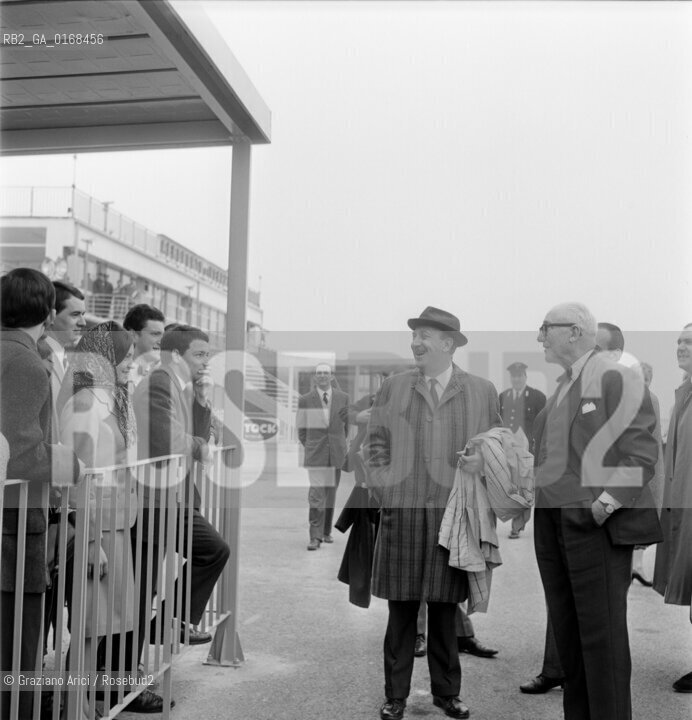 THE ARCHITECT, TOWN - PLANNER AND PAINTER LE CORBUSIER (CHARLES-EDOUARD JEANNERET)  WITH ART HISTORIAN GIUSEPPE MAZZARIOL AT VENICE AIRPORT - 1965 - © ARCHIVIO Graziano Arici/Rosebud2  / ARCHITETTO / URBANISTA / PITTORE / STORICO DELLARTE / AEROPORTO / ARCHITETTURA / ARTE
