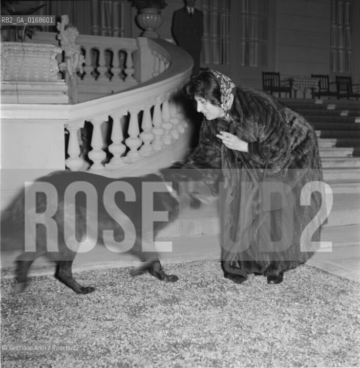 THE ACTRESS ANNA MAGNANI WITH A DOG IN S.REMO (ITALY)  - 1953  © ARCHIVIO Graziano Arici/Rosebud2  / LATTRICE / CINEMA