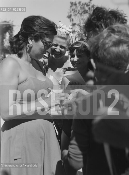 THE ACTRESS ANNA MAGNANI IN VENICE WITH FANS - 1950 © ARCHIVIO Graziano Arici/Rosebud2  / LATTRICE / CINEMA / AUTOGRAFI