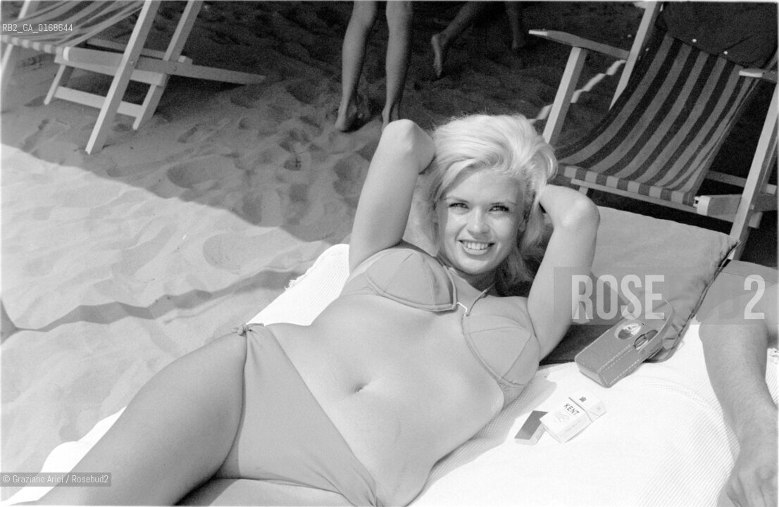 THE ACTRESS JAYNE MANSFIELD  ON VENICE LIDO BEACH AT INTERNATIONAL FILM FESTIVAL - 1963 - © ARCHIVIO Graziano Arici/Rosebud2  / ATTRICE / MOSTRA DEL CINEMA / SPIAGGIA