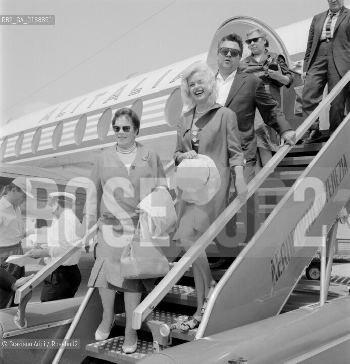 THE ACTRESS JAYNE MANSFIELD AT VENICE AIRPORT - 1963 - © ARCHIVIO Graziano Arici/Rosebud2  / ATTRICE / ATTRICE