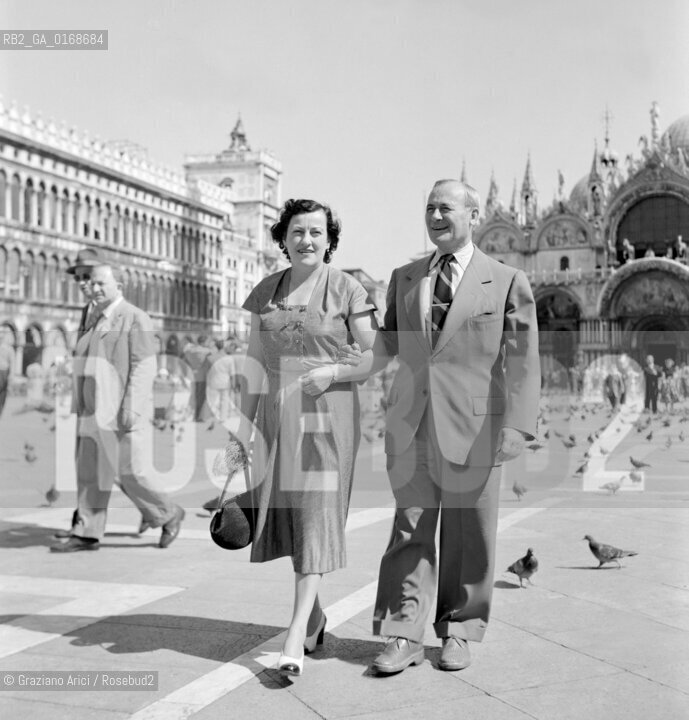 THE PAINTER AND SCULPTOR JOAN MIRO WITH HIS WIFE IN S. MARCO SQUARE - VENICE - 1952 - © ARCHIVIO Graziano Arici/Rosebud2  / ARTE / PITTORE / SCULTORE