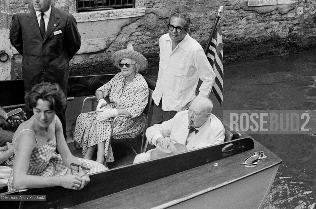 THE STATESMAN WINSTON CHURCHILL WITH HIS WIFE GOING TO THE SHIP BUILDER ARISTOTELIS ONASSISS YACHT  CHRISTINA  IN VENICE - 1960 © ARCHIVIO Graziano Arici/Rosebud2  /  ECONOMIA / POLITICA / UOMO POLITICO