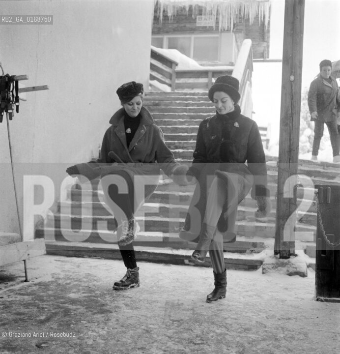 THE ACTORS CLAUDIA CARDINALE AND CAPUCINE IN CORTINA DAMPEZZO ( ITALY ) FOR THE FILM  PINK PANTHER - 1964 - © ARCHIVIO Graziano Arici/Rosebud2  / ATTORE / CINEMA