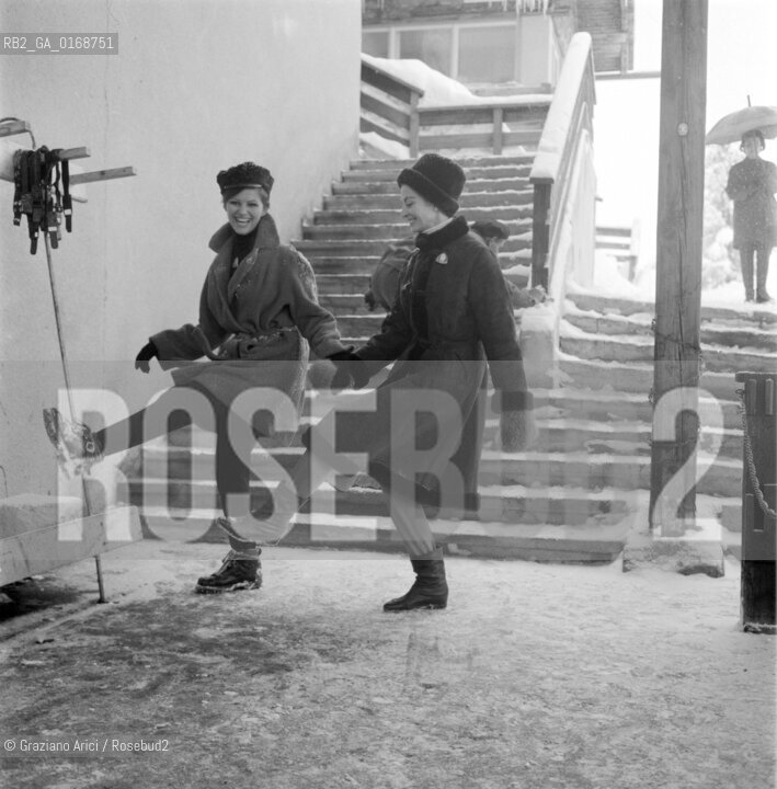 THE ACTORS CLAUDIA CARDINALE AND CAPUCINE IN CORTINA DAMPEZZO ( ITALY ) FOR THE FILM  PINK PANTHER - 1964 - © ARCHIVIO Graziano Arici/Rosebud2  / ATTORE / CINEMA