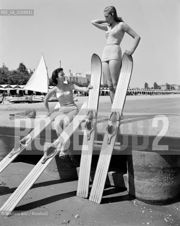 SONIA ROTELLI AND THE COUNTESS OF ROBILAND AT VENICE LIDO BEACH - 1951 © ARCHIVIO Graziano Arici/Rosebud2  / NOBILE