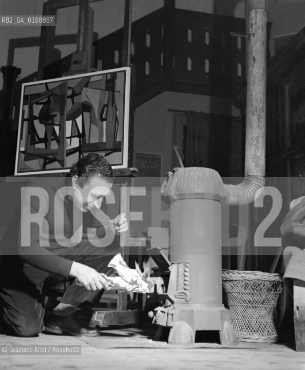 THE PAINTER GIUSEPPE SANTOMASO AT HOME IN VENICE - 1948 © ARCHIVIO Graziano Arici/Rosebud2  / ARTE / PITTORE / STUFA