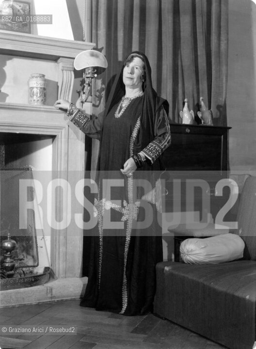 THE WRITER WRITER AND  EXPLORER FREYA STARK AT HOME IN ASOLO - 1946 © ARCHIVIO Graziano Arici/Rosebud2  / LETTERATURA SCRITTRICE ESPLORATRICE